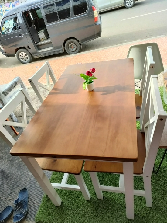 Meja makan Pinus 4k
