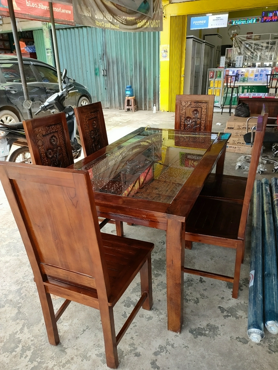 Meja makan jati